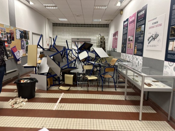 «La Faculté des Sciences de l’Université de Brest saccagée cette nuit. Le plus grand amphithéâtre en grande partie détruit. Sans commentaire», partage un professeur des Universités.