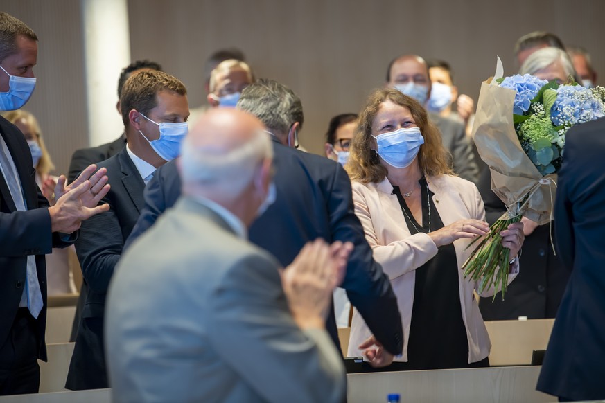 Les deputes vaudois felicitent la deputee Laurence Cretegny, la future presidente du Grand Conseil vaudois apres son election, lors de la ceremonie de l&#039;election de la presidence pour la periode  ...