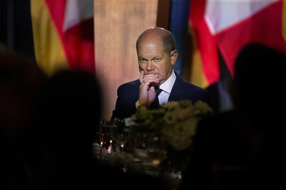 Chancellor of Germany Olaf Scholz listens to Canadian Prime Minister Justin Trudeau&#039;s speech at a dinner in Toronto on Monday, Aug. 22, 2022. (Chris Young/The Canadian Press via AP)