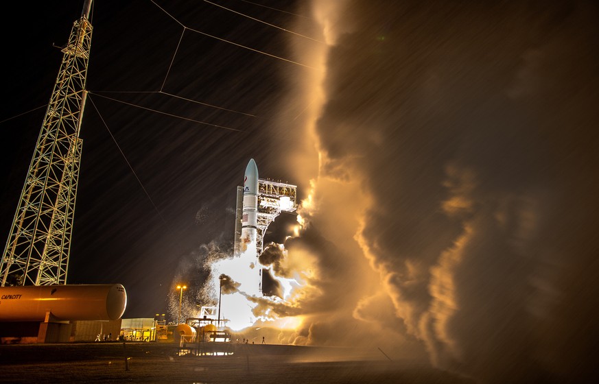 epa11064160 The United Launch Alliance Vulcan Centaur rocket, part of the Astrobotic&#039;s Peregrine Mission One, lifts off from Space Launch Complex 41 at Kennedy Space Center in Merritt Island, Flo ...