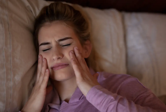 Certains rêves récurrents, comme celui de perdre ses dents, peuvent être liés au serrement des dents durant le sommeil ou à l’inconfort dentaire au réveil.