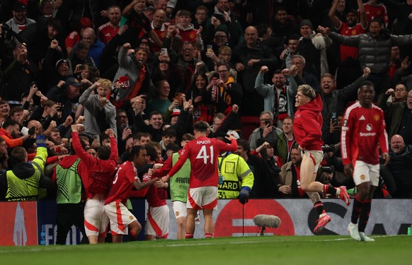 epa12037936 Players of Manchester United celebrate scoring the 5-4 goal during the UEFA Europa League quarter-finals 2nd leg soccer match between Manchester United and Olympique Lyonnais, in Mancheste ...