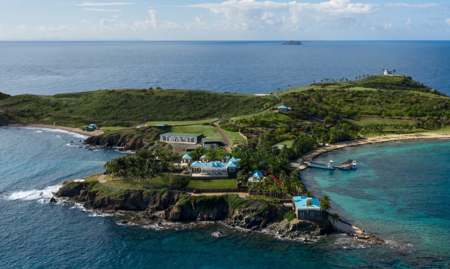 L'île d'une trentaine d'hectares a appartenu au pédophile américain Jeffrey Epstein de 1998 à sa mort, en 2019. Elle a été vendue en mai à un investisseur.