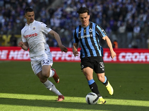 epa12073633 Brugge&#039;s Ardon Jashari (R) in action against Anderlecht&#039;s Leander Dendoncker during the Belgian Cup (Crocky cup) final soccer match between Club Brugge KV and RSC Anderlecht, in  ...