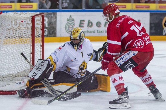 HC Ajoie Torhueter Tim Wolf, links, gegen SC Rapperswil-Jona Lakers Stuermer Andrew Rowe waehrend dem Eishockey-Meisterschaftsspiel der National League zwischen den SC Rapperswil-Jona Lakers und dem H ...