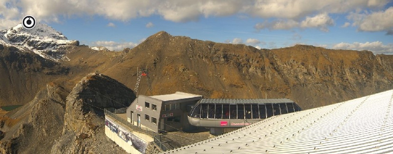 La station supérieure du Schilthorn Birg, à près de 2700 mètres d'altitude. Beau temps, mais pas de neige.