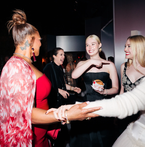 Elle Fanning et son burger, à l'after party.