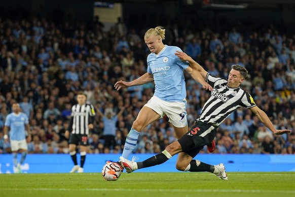 Manchester City&#039;s Erling Haaland, left, duels for the ball with Newcastle&#039;s Fabian Schaer during the English Premier League soccer match between Manchester City and Newcastle at the Etihad s ...