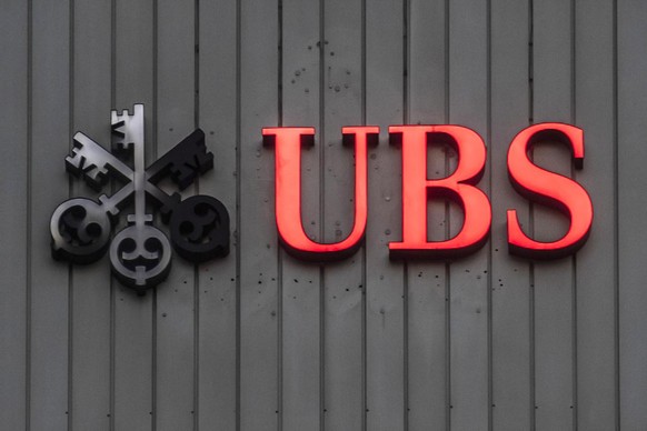 ARCHIV - ZUR BILANZMEDIENKONFERENZ DER UBS FUER DAS JAHR 2020 STELLEN WIR IHNEN FOLGENDES BILDMATERIAL ZUR VERFUEGUNG -Das Logo der Bank UBS leuchtet am Montag, 21. Januar 2019 in Zuerich. (KEYSTONE/E ...