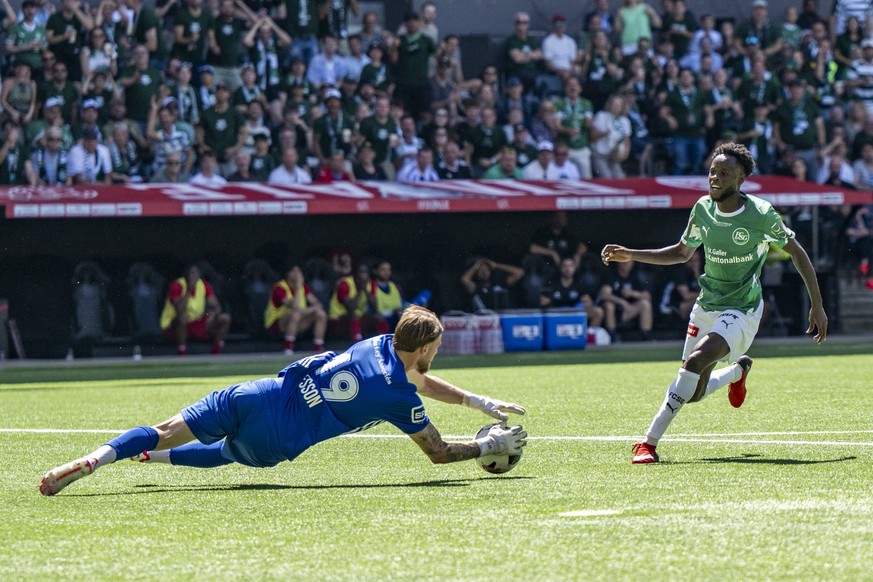 Torwart Leo Besson (SLO), links, kaempft um den Ball mit Aliou Balde (FCSG), rechts, im Schweizer Fussball Cup Final zwischen dem FC Stade Lausanne-Ouchy und FC St. Gallen, am Sonntag, 24. Mai 2026, i ...