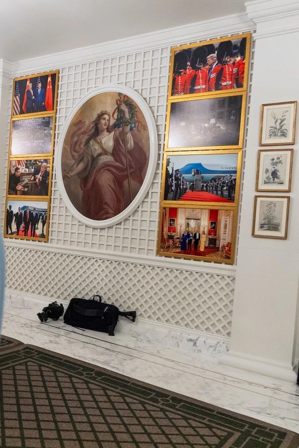 La pièce affiche également de nombreux clichés de Donald Trump en présence de la famille royale britannique, qu'il adore.