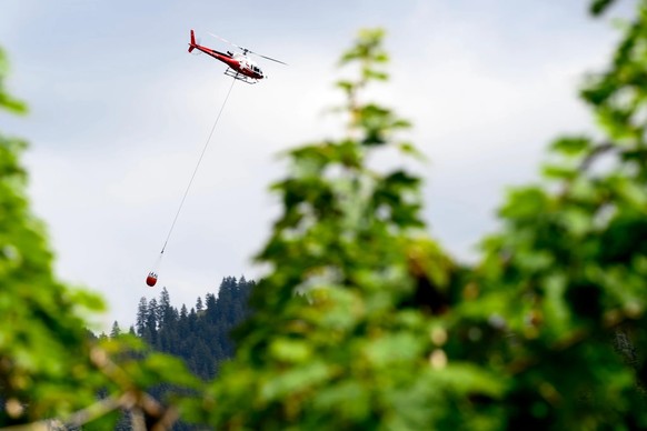 Une unité de Swiss Helicopter apporte un nouveau chargement d'eau.