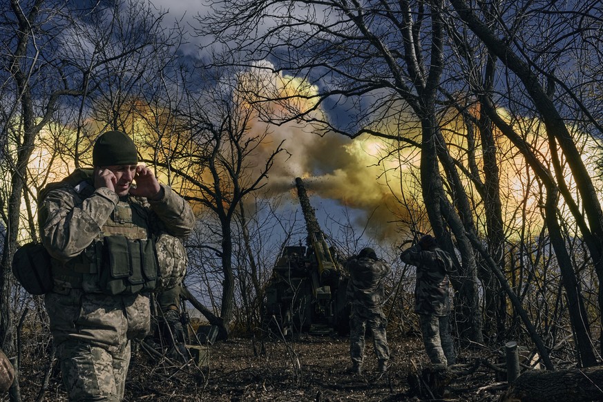 Des soldats ukrainiens tirent un obusier en direction des positions russes près de Bakhmout.