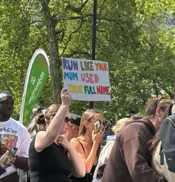 Die lustigsten Plakate am 2026 London Marathon
https://www.instagram.com/thearchbishopofbanterbury/