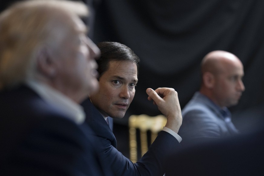 Sur cette photo, le président Donald Trump et le secrétaire d'Etat Marco Rubio surveillent les opérations militaires américaines au Venezuela depuis le Mar-a-Lago Club à Palm Beach, en Floride, l ...