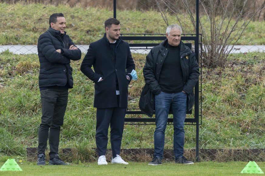 David Degen, VR-Praesident FC Basel Holding AG und Vizepraesident FC Basel 1893 AG, Kaderplaner Philipp Kaufmann und Chefscout Ruedi Zbinden, von links, verfolgen das Training des FC Basel in Basel, a ...