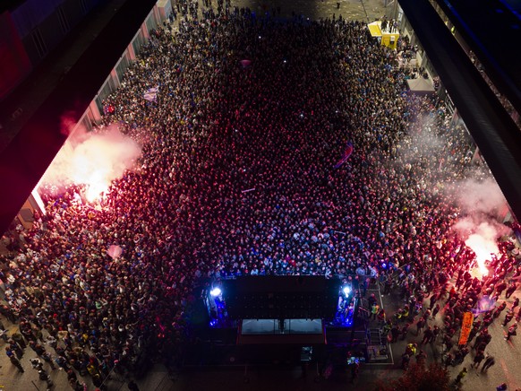 Les supporters celebrent l'arrivee des joueurs fribourgeois lors de la celebration de leur premier titre de l'histoire du club, apres leur victoire (3-2 a. p. ) contre le HC Davos, a l' ...