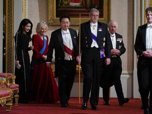 LONDON, ENGLAND - NOVEMBER 21: Catherine, Princess of Wales and Choo Kyung-ho Deputy Prime Minister of South Korea followed by Princess Anne, Princess Royal and guests attend the State Banquet at Buck ...