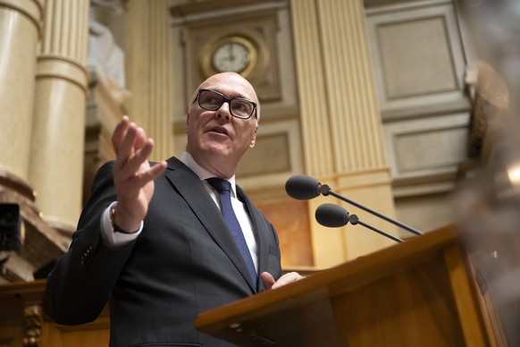 Bundesrat Martin Pfister spricht waehrend der Wintersession der Eidgenoessischen Raete, am Mittwoch, 10. Dezember 2025 im Nationalrat in Bern. (KEYSTONE/Anthony Anex)