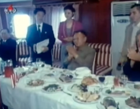Quelques archives des banquets de Kim Jong-il traînent encore sur YouTube.
