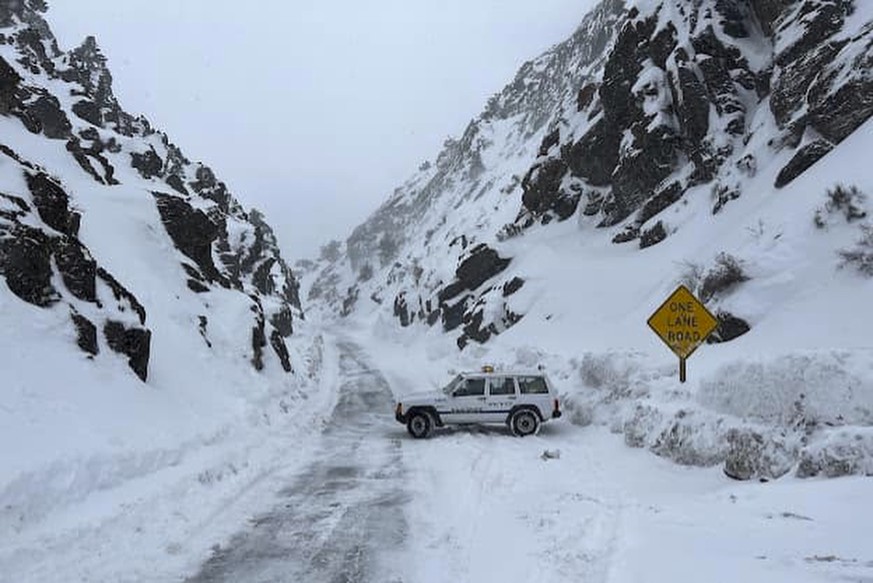 La zone est située le long de Death Valley Road, une route accidentée au sud de la route 168.