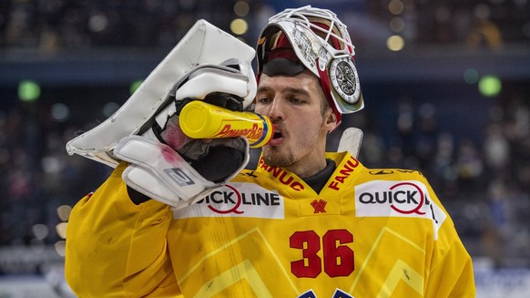 Torhueter Joren van Pottelberghe von Biel beim Eishockey Qualifikationsspiel der National League zwischen dem EV Zug und dem EHC Biel am Dienstag, 18. Januar 2022 in Zug. (KEYSTONE/Urs Flueeler).