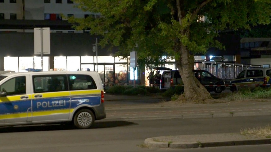 11.07.2026, Berlin: Einsatzkräfte der Polizei sind an einem Supermarkt im Einsatz. In einem Supermarkt in Berlin läuft nach Angaben der Polizei eine Geiselnahme. Foto: Marco Porzig/dpa +++ dpa-Bildfun ...