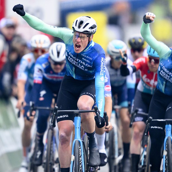 Dorian Godon (à gauche), célèbre sa victoire à Fribourg, son coéquipier Andrea Vendrame également. l