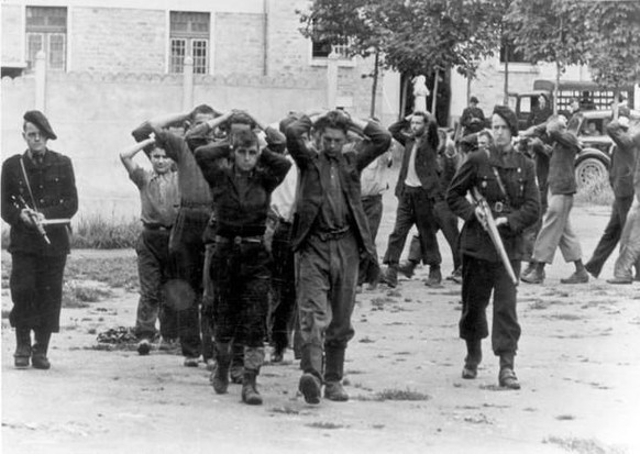 Membres de la Résistance faits prisonniers par les miliciens français en juillet 1944.
https://commons.wikimedia.org/wiki/File:Bundesarchiv_Bild_146-1989-107-24,_Frankreich,_Einsatz_gegen_die_Resistan ...