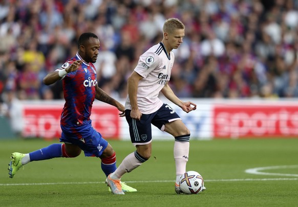 Crystal Palace&#039;s Jordan Ayew, left, duels for the ball with Arsenal&#039;s Oleksandr Zinchenko during the English Premier League soccer match between Crystal Palace and Arsenal at Selhurst Park s ...