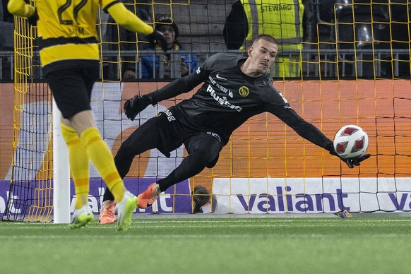 YB Torhueter Anthony Racioppi rettet in Extremis im Fussball Meisterschaftsspiel der Super League zwischen den Berner Young Boys und dem FC Luzern, am Samstag, 11. November 2023, im Wankdorf Stadion i ...