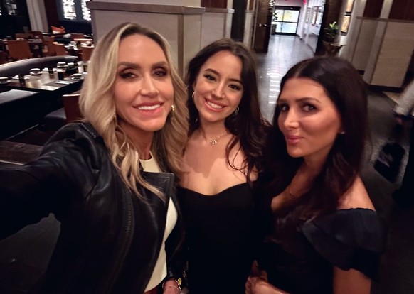 Ashley St. Clair (au centre), flanquée de Lara Trump, belle-fille de.