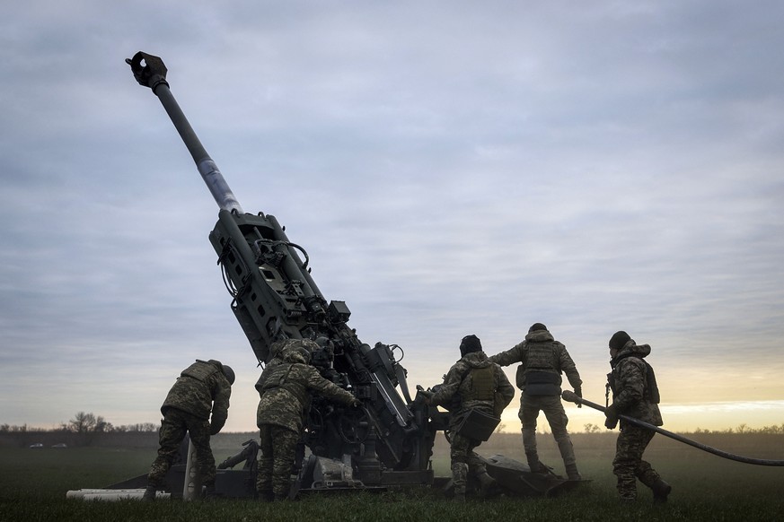 Des soldats ukrainiens se préparent à bombarder les positions russes dans la région de Kherson.