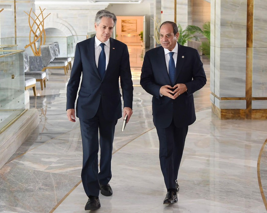epa11556472 A handout photo made available by Spokesman of the Egyptian Presidency shows Egyptian President Abdel Fattah El-Sisi (R) meeting with US Secretary of State Antony Blinken, in El-Alamein, E ...