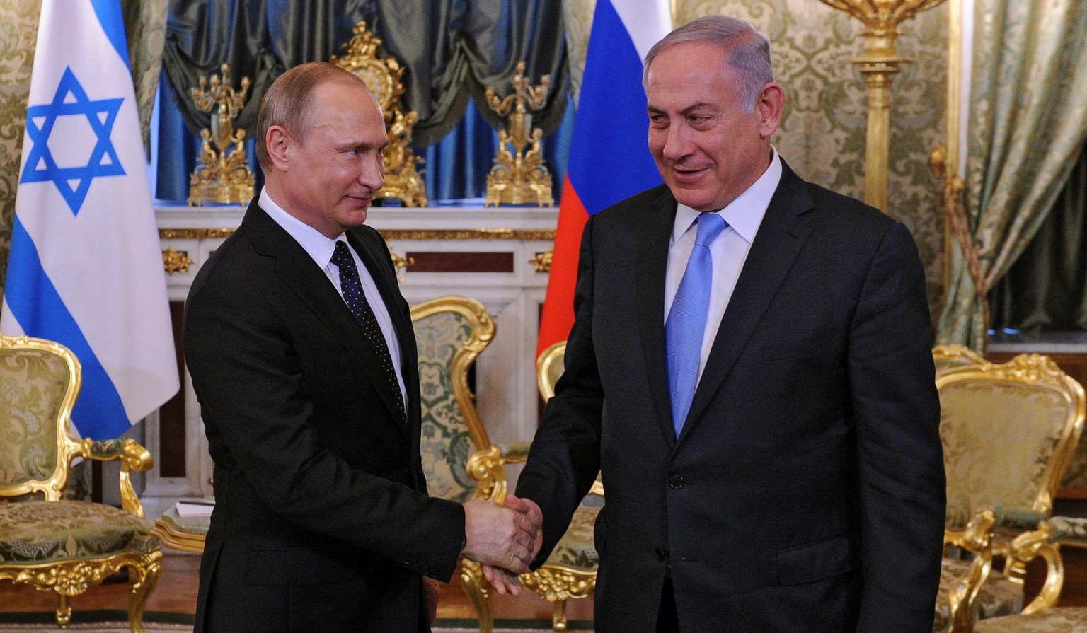 epa05350054 Russian President Vladimir Putin (L) shakes hands with Israeli Prime Minister Benjamin Netanyahu (R) during a meeting at the Kremlin in Moscow, Russia, 07 June 2016. EPA/MIKHAIL KLIMENTYEV ...