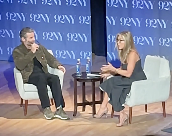 Jennifer Aniston et Jim Curtis n’ont désormais plus grand-chose à cacher: l’actrice a interviewé son compagnon devant une salle comble à New York.