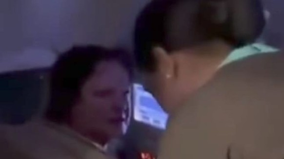 L&#039;Australienne (g.) insulte l&#039;une des hôtesses de l&#039;air: cela n&#039;est pas resté sans conséquences.
