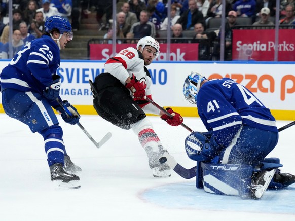 Timo Meier (au centre) a réussi un assist lors de la victoire des Devils contre Toronto.