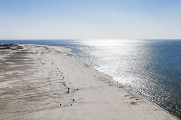 ARCHIV - 28.04.2021, Schleswig-Holstein, Norddorf: Die Sonne scheint auf den Strand von Norddorf auf der Nordseeinsel Amrum. (zu dpa: �25 Wattwanderer aus Seenot gerettet�) Foto: Frank Molter/dpa +++  ...