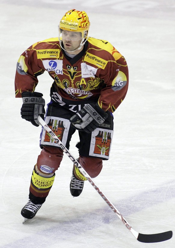 Le joueur genevois Serge Aubin en action, lors du cinquieme match des quart de finale des play off du National League A du championnat suisse de hockey sur glace, entre le Geneve Servette HC et le Rap ...