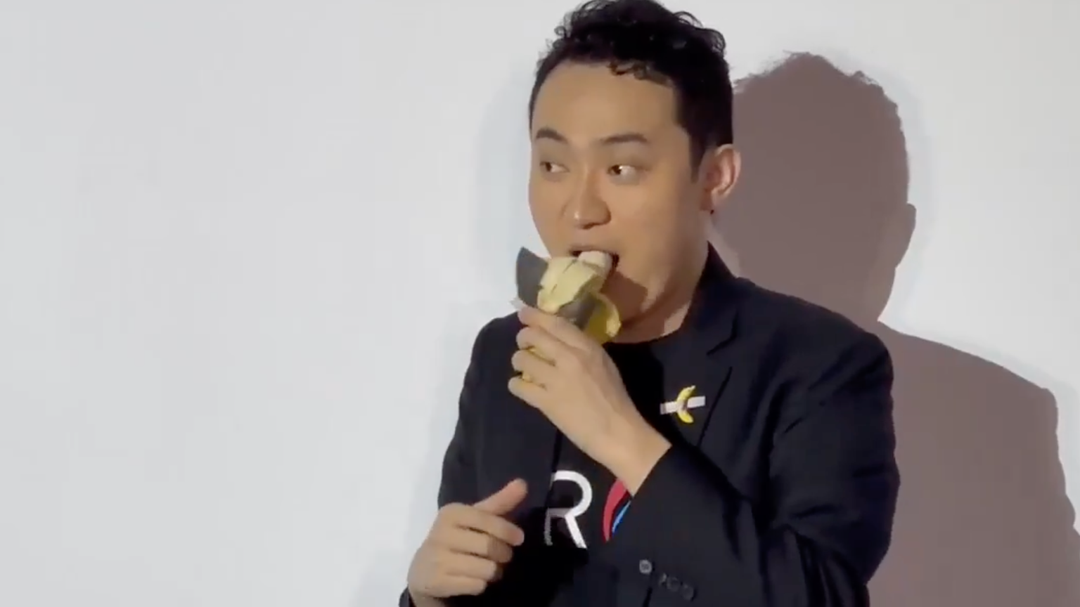 Justin Sun, Kryptounternehmer, verspeist die Banane aus dem Kunstwerk von Maurizio Cattelan, welches er für über sechs Millionen gekauft hat.