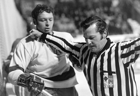 Schiedsrichter Berchten draengt beim Turnier um den Spengler Cup in Davos im Spiel SKA Leningrad gegen La Chaux-de-Fonds die Spieler bei einer Schlaegerei auseinander, links der Leningrader Grigoriev, ...