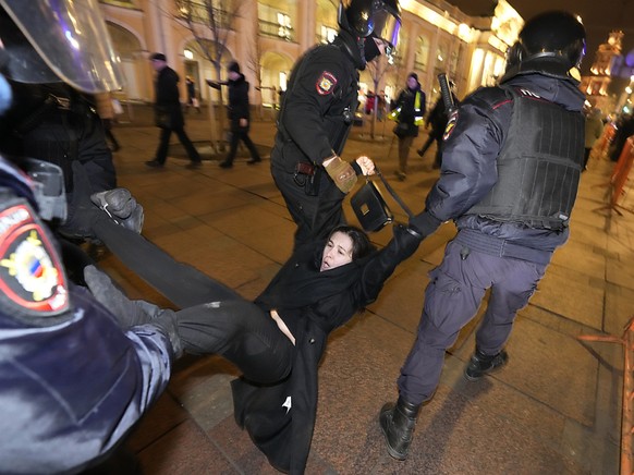 La police russe emp�che les opposants � la guerre de manifester. Mercredi, plusieurs dizaines d&#039;entre eux ont �t� interpell�s entre Moscou et Saint-P�tersbourg.