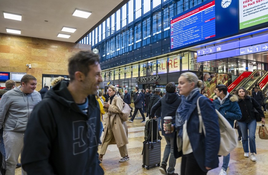 Des voyageurs passent devant le panneau des horaire avec la mention des trains supprime ce jeudi 9 novembre 2023 a la Gare Cornavin de Geneve. Plus aucun train des CFF ne circule entre Geneve et Lausa ...