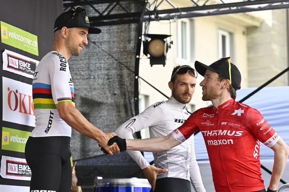 Der drittplatzierte Nino Schurter, links, und zweitplatzierte Mathias Flueckiger reichen sich die Hand, bei den Mountainbike Cross Country Rennen der OEKK Bike Revolution, am Sonntag, 7. Mai 2023, in  ...