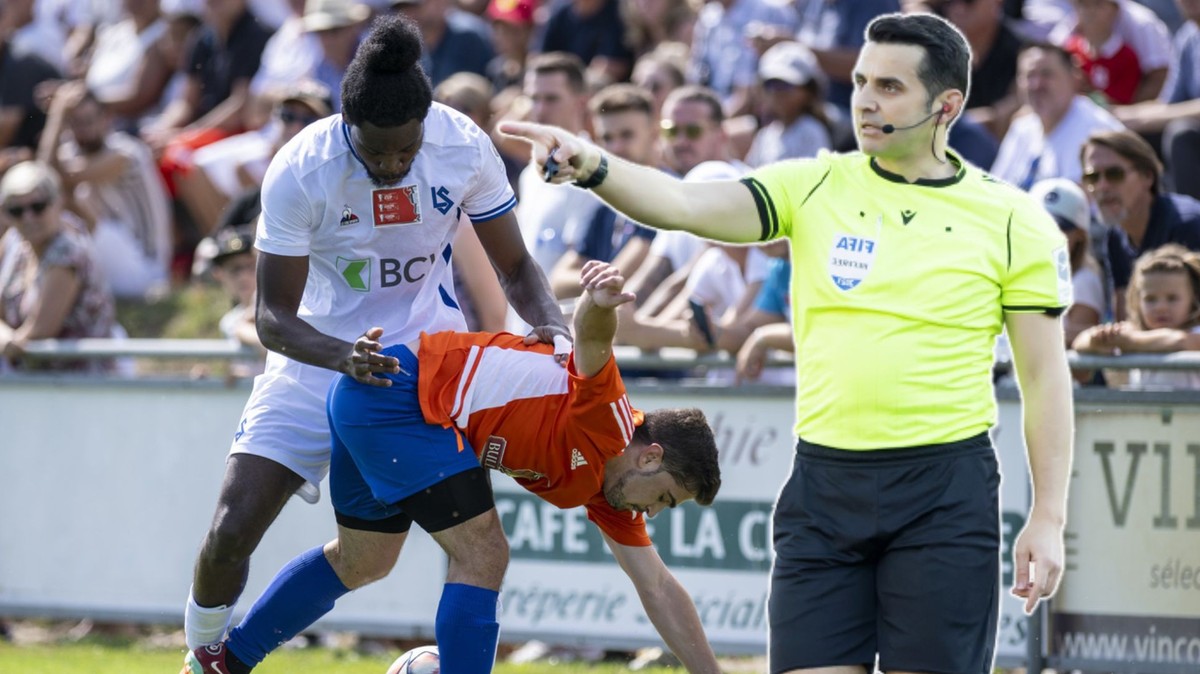 Football: arbitrer un match de Coupe déséquilibré, art subtil