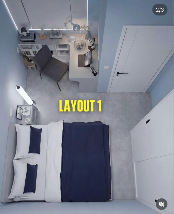 Le lit en face de la porte, et un petit coin bureau planqué devant la fenêtre.