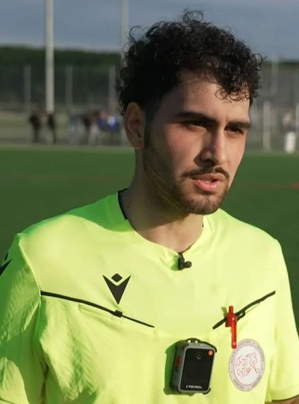 On aperçoit sur cette image la bodycam portée par Hamza Caliskan.
