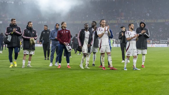 Servettes Spieler verabschieden sich voin den mitgereisten Fans im Fussball Meisterschaftsspiel der Championship Group der Swiss Super League zwischen dem FC Basel 1893 und dem Servette FC im Stadion  ...
