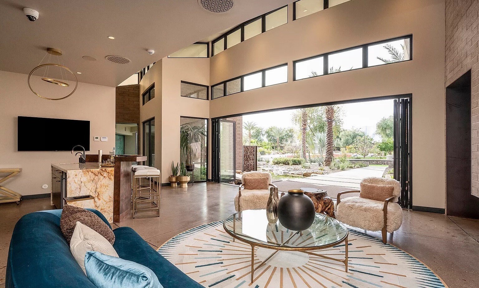 Crazy Villa in Gilbert Arizona für 20 millionen dollar https://www.zillow.com/homedetails/21423-S-147th-St-Gilbert-AZ-85298/59261224_zpid/
